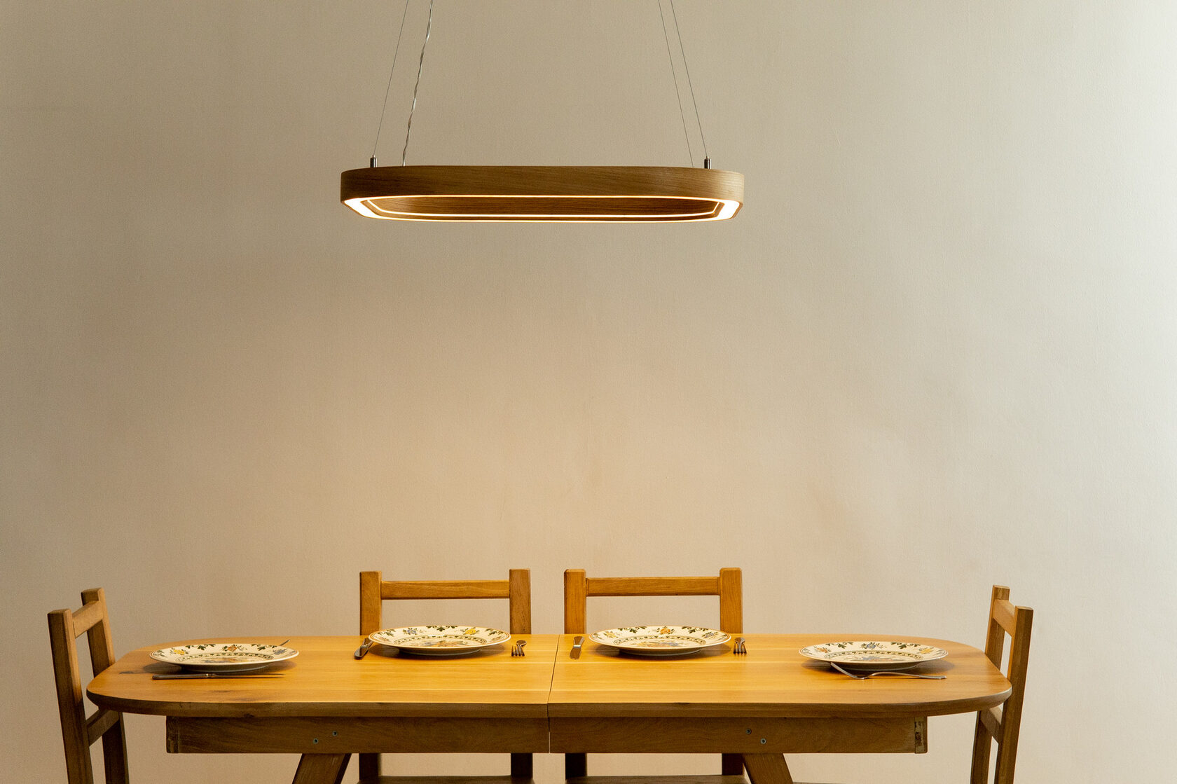 Подвесной светильник из натурального дерева над обеденном столом