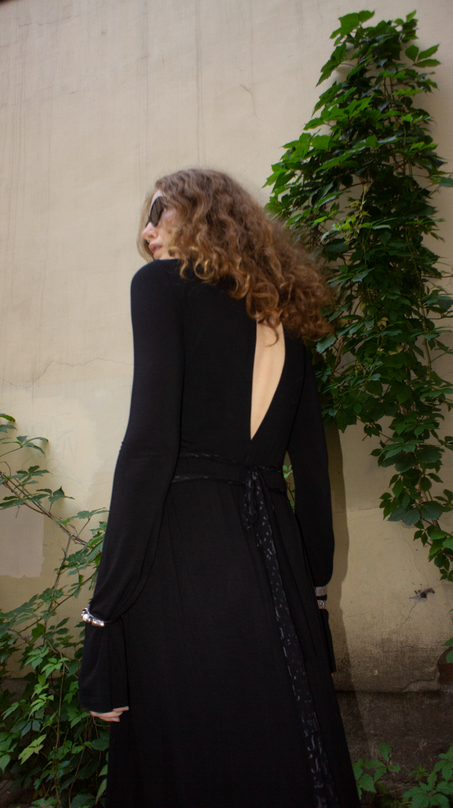 Бамбуковое платье 'RISHI во дворе Санкт-Петербурга