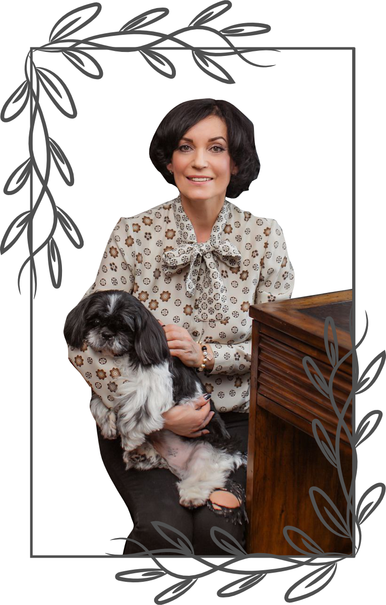 Лариса Окулик, психолог и коуч по детско-родительским отношениям, держит собаку на руках