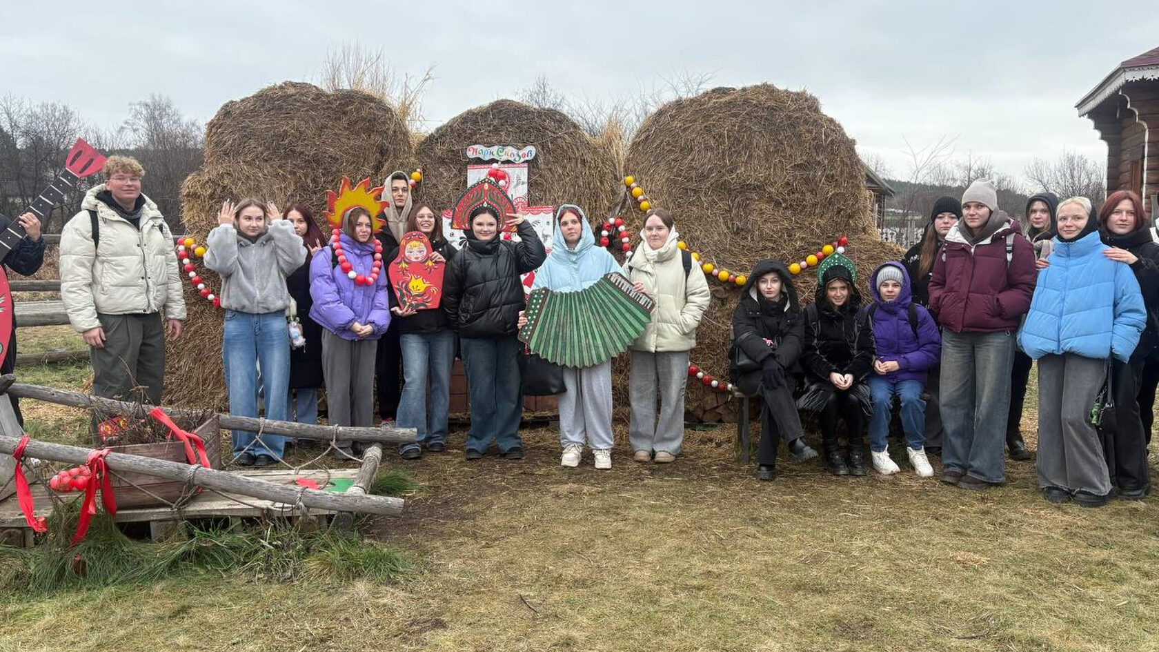 Студенты Академии туризма отправились на выездную экскурсию в семейный тематический комплекс «Парк сказов».