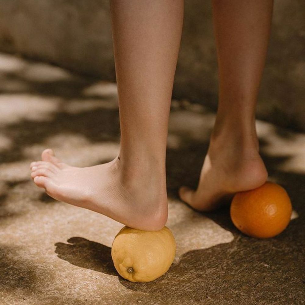 Стопы на апельсинах — символика натуральности и свежести
