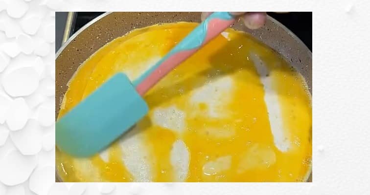 Приготовление омлета «4 сыра» с лавашом на сковороде: шаг 5