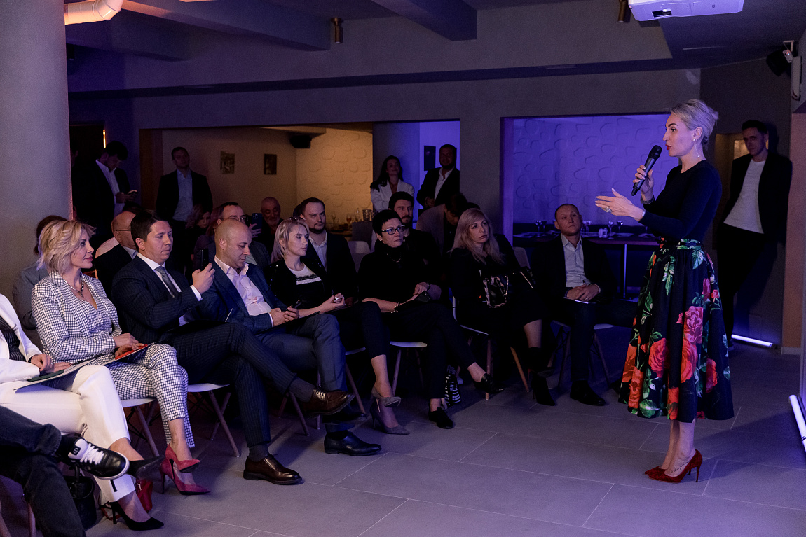 переговоры за столом. московское деловое собрание. московское деловое собрание. московское деловое собрание. фото кинофестиваль узбекистан 2022 год.