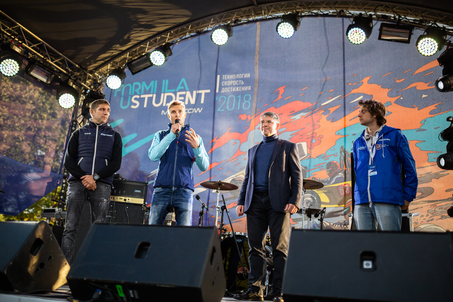 Протесты в европе. Сто тысяч человек. Нхл на открытом воздухе. 70 000 человек. 20 000 человек фото.