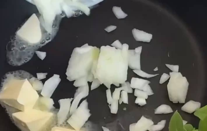 Приготовление шакшуки с фетой на сковороде: шаг 1