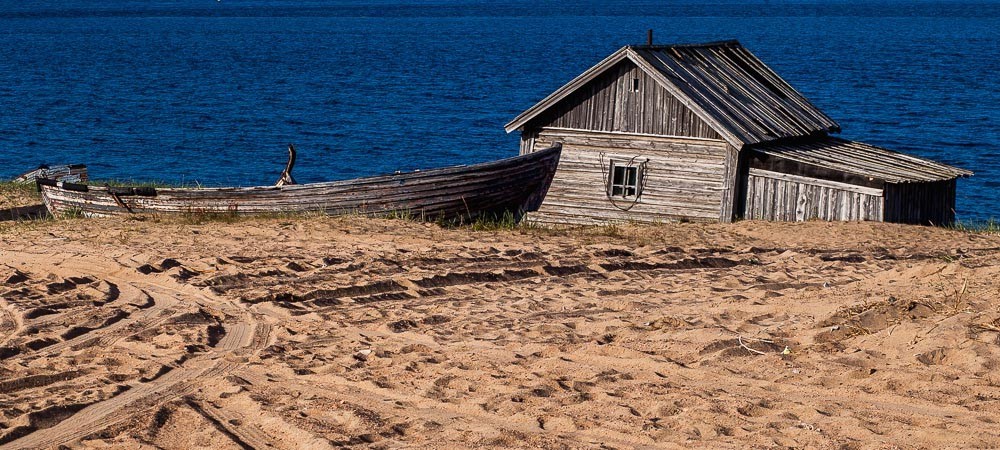 Белое море деревянные. Деревня поморов на берегу белого моря. Канинский берег белого моря. Поморская изба на берегу белого моря. Терский берег избы.