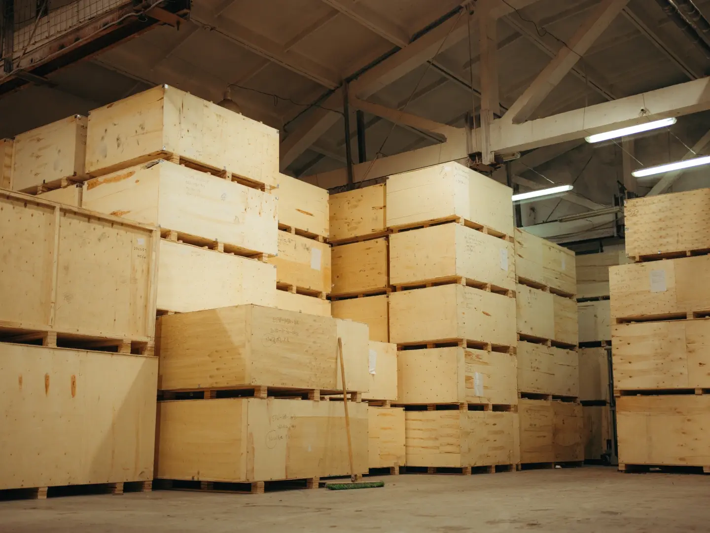 Упакованные новые станки на складе