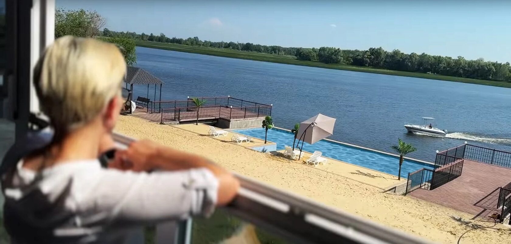 Вид из квартиры на реку, бассейн и собственный пляж
