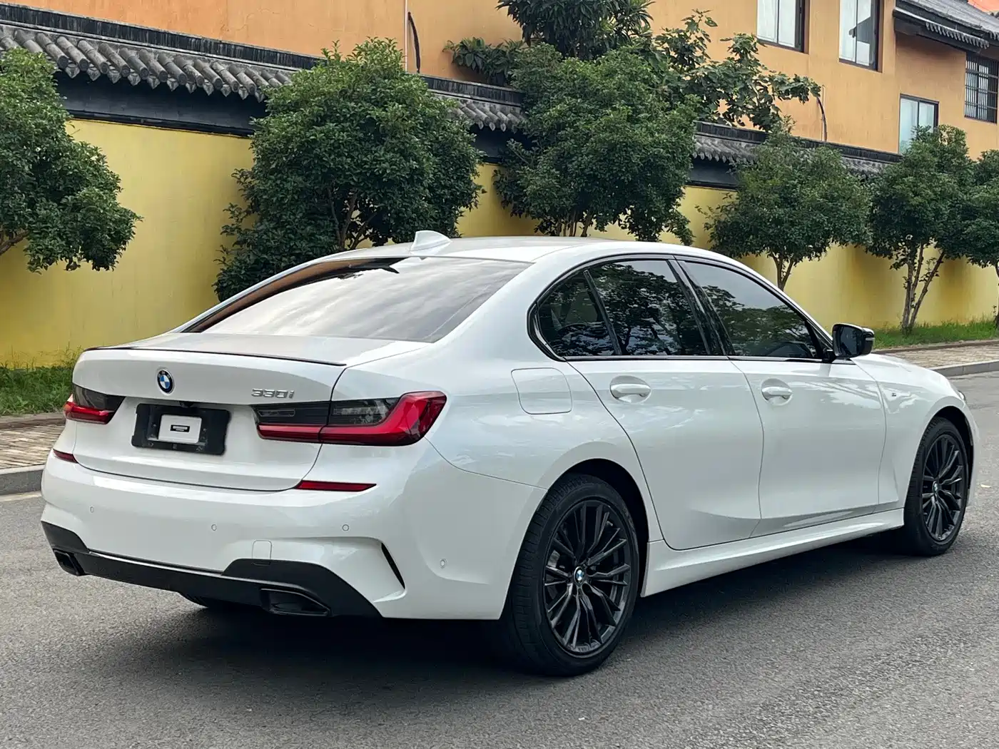 BMW 330Li G28 2022 xDrive M Sport Night Edition — задняя часть белого седана, ракурс в три четверти