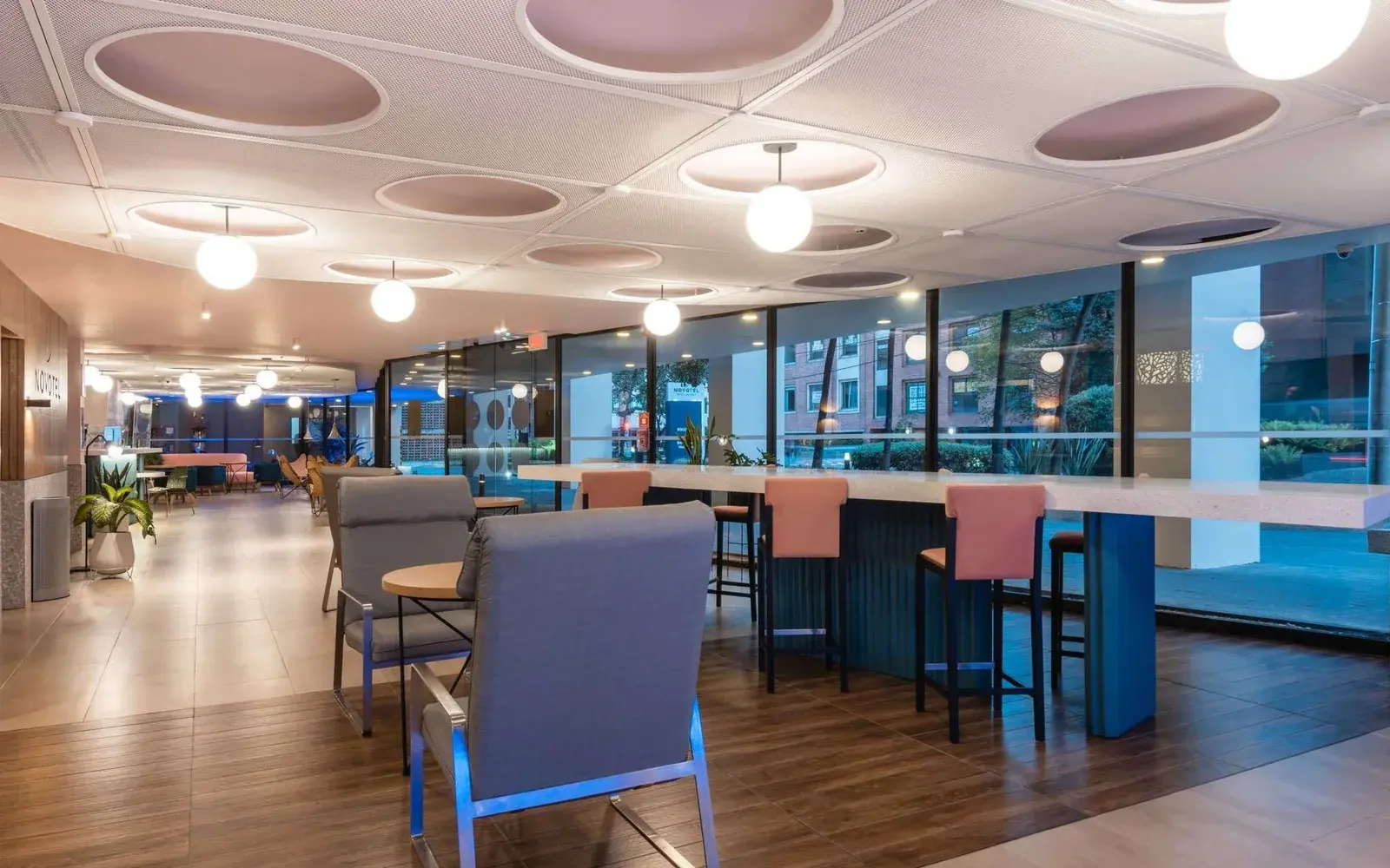 Лобби-бар с барной стойкой и панорамными окнами, Novotel Bogota Parque 93