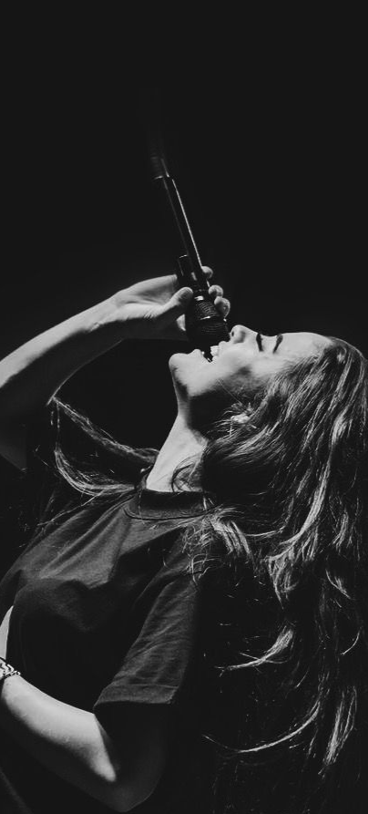 Черное-белое изображение девушки, демонстрирующей эстрадно-джазовый вокал