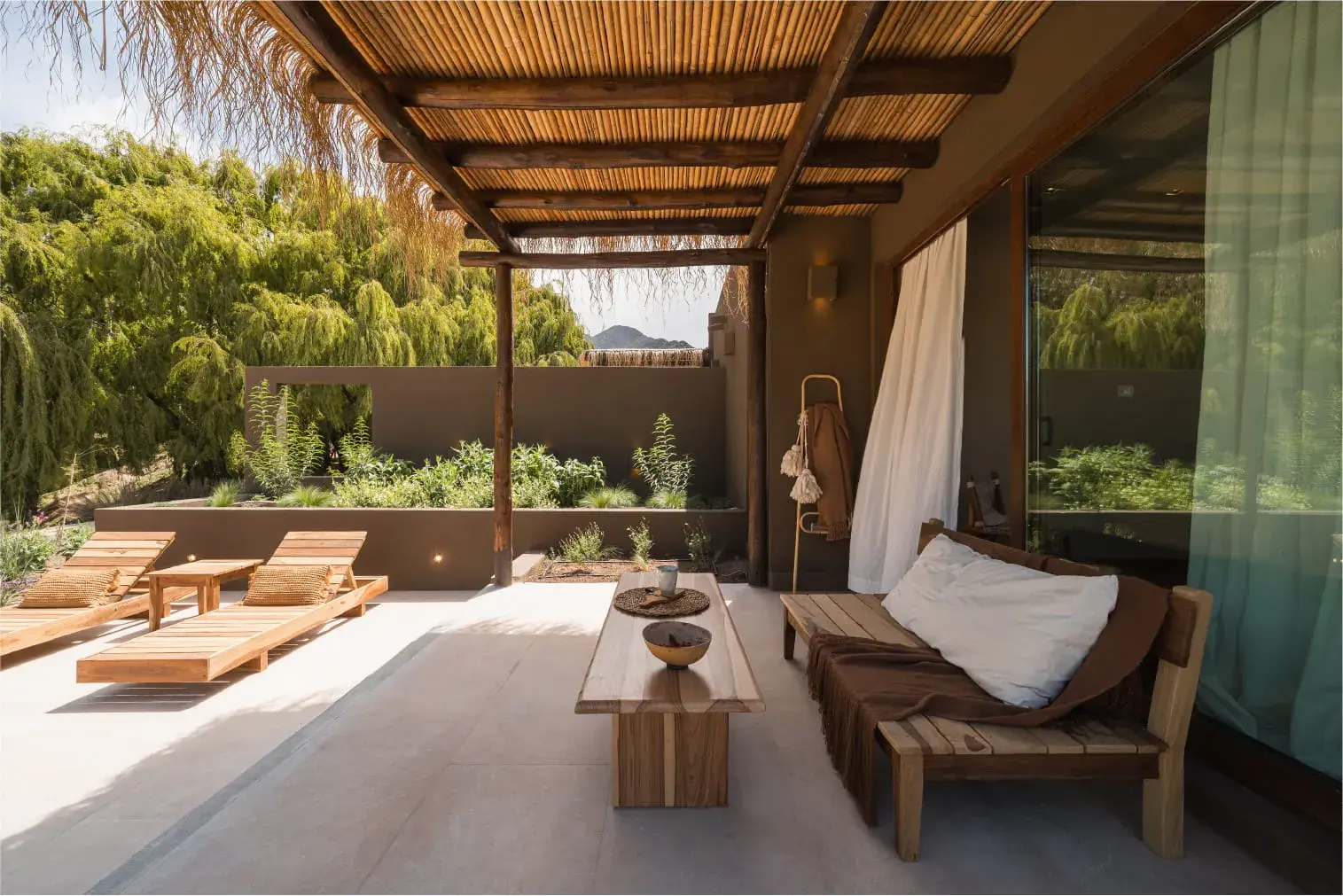 Терраса номера с деревянной перголой, шезлонгами и видом на горы, Macal Cachi Luxury Lodge
