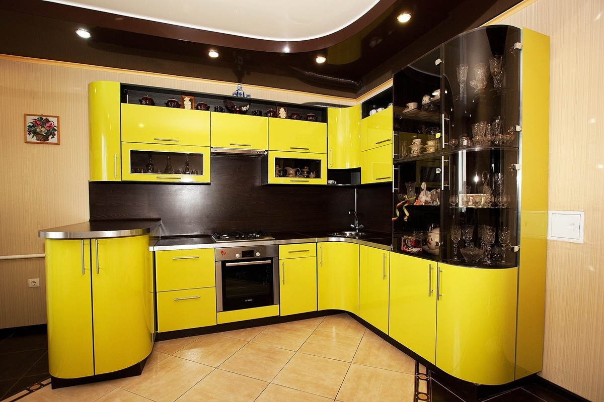 Желтая гнутые п образные кухни