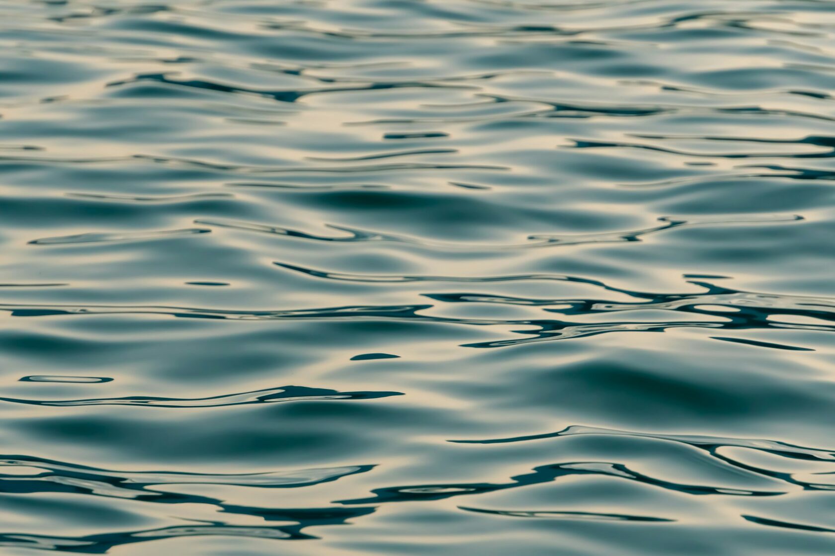 Блики солнца на поверхности спокойной воды