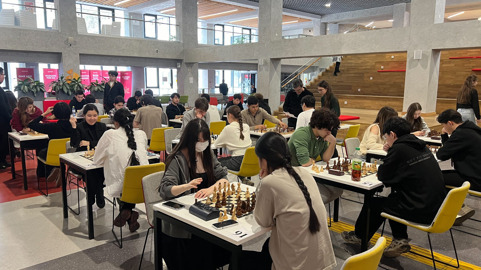 Екі қыз және үш жігіт