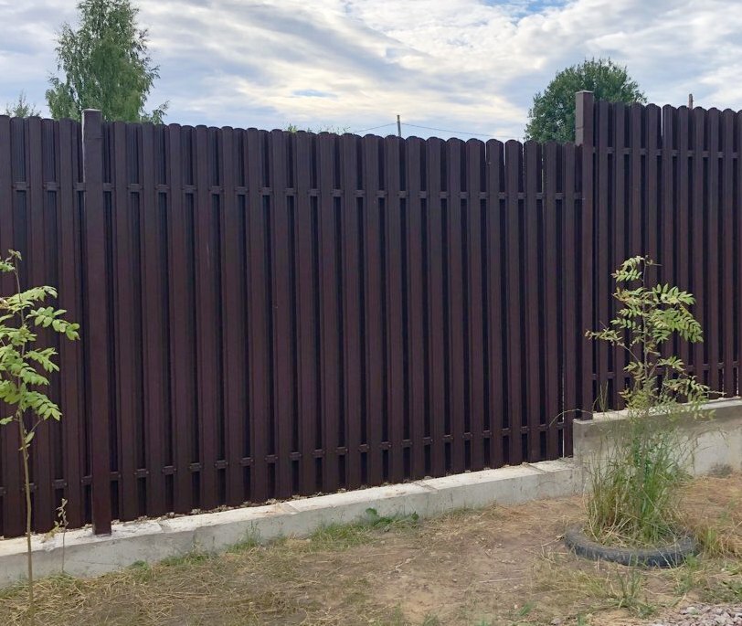 Заборы ногинск. Заборы ключ профлиста. Заборы ногинск. Ногинск заборы около предприятий. Забор из евроштакетника варианты установки.