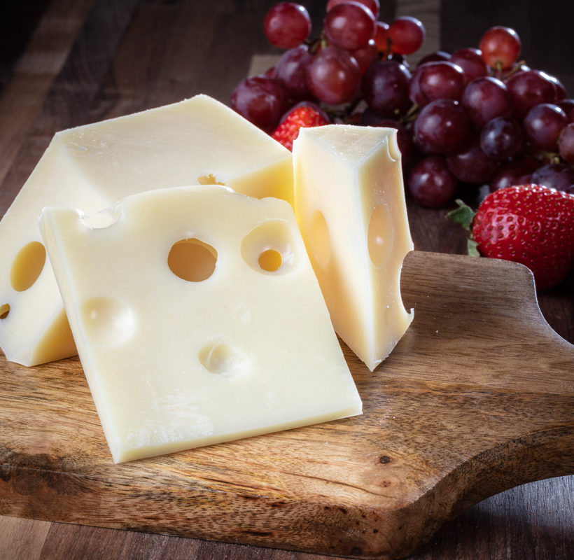 Самый популярный сыр. Сыр Swiss Cheddar. Эмменталь. Switzerland Swiss сыр. Сыр пармезан Швейцария.