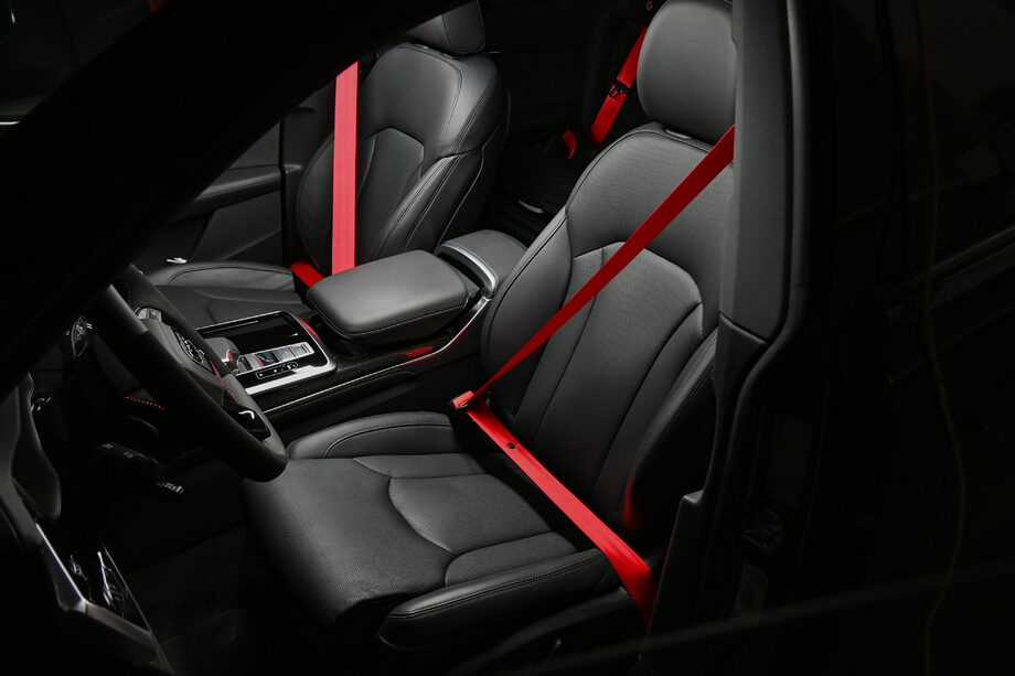 Замена лент ремней безопасности на красные для Audi Q8 от Hell Hound Custom