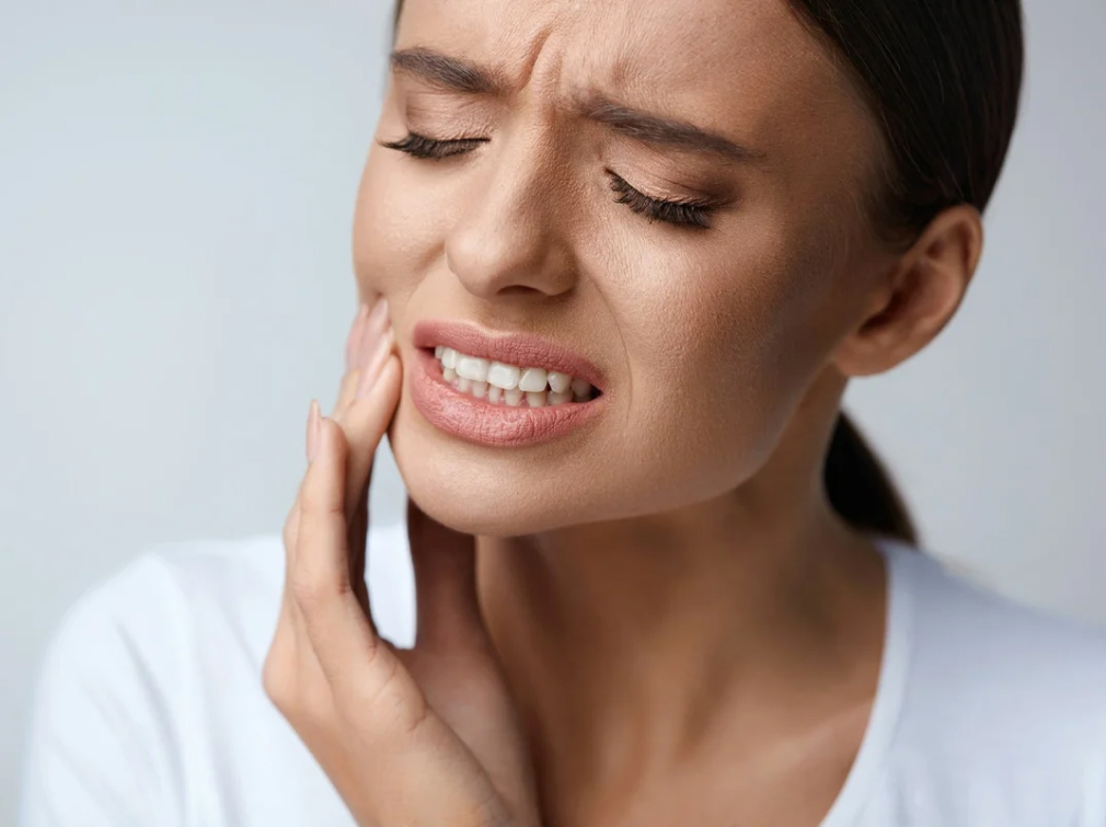Болит горло после удаления зуба мудрости - почему, сколько, что делать