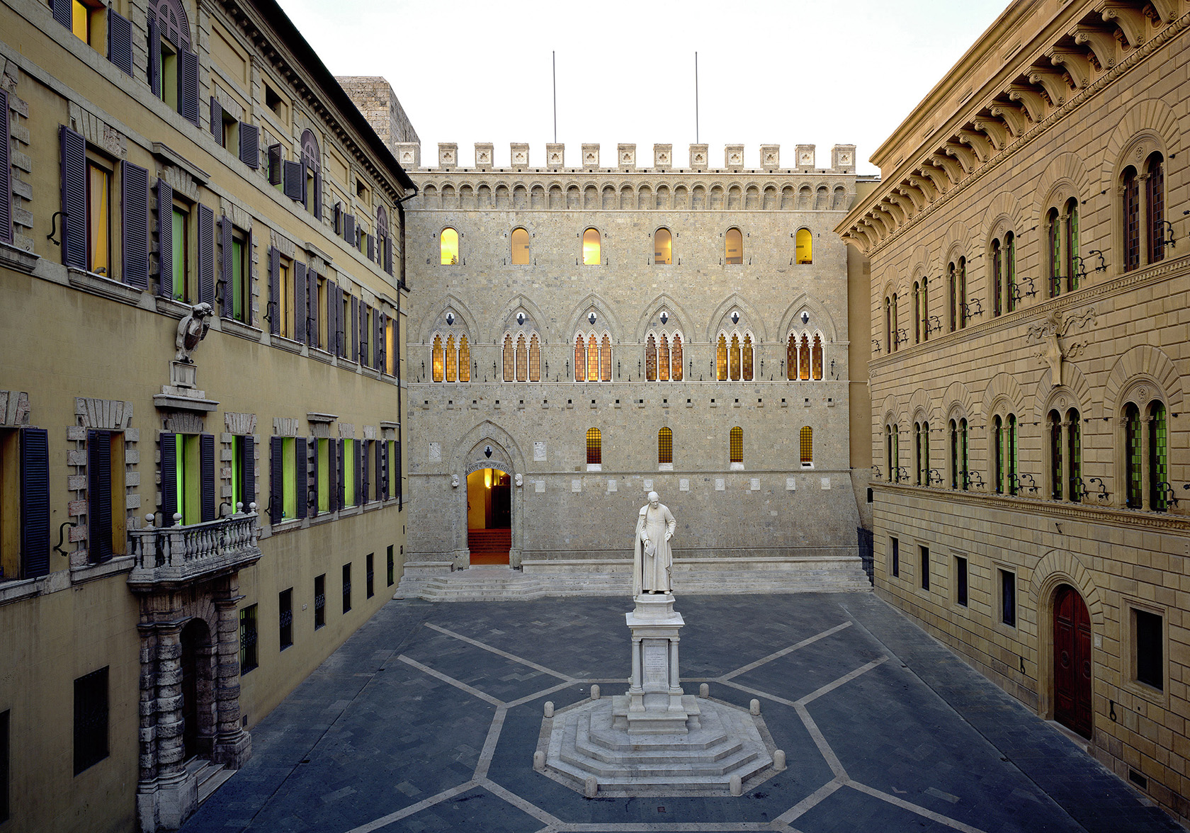 Italy’s Competition Watchdog Scrutinizes Intesa’s Monte dei Paschi Bid