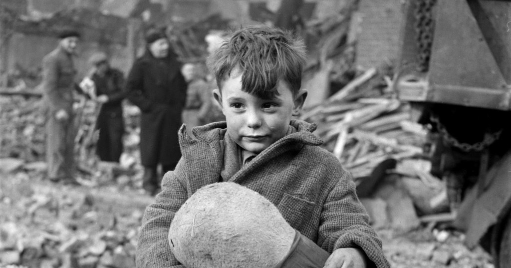 Календарь с датой 6 января и детский рисунок, символизирующий Всемирный день детей-сирот войны.