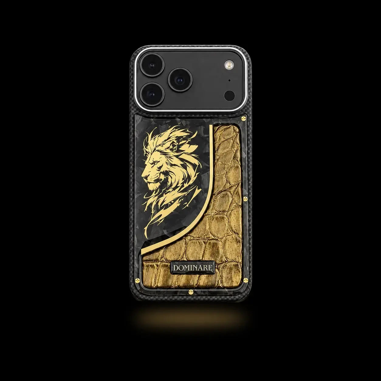 Чехол DOMINARE для iPhone с золотистым львом и коричневой вставкой из кожи крокодила