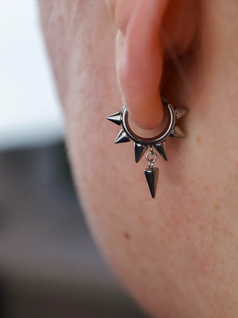 Заживший прокол мочки уха