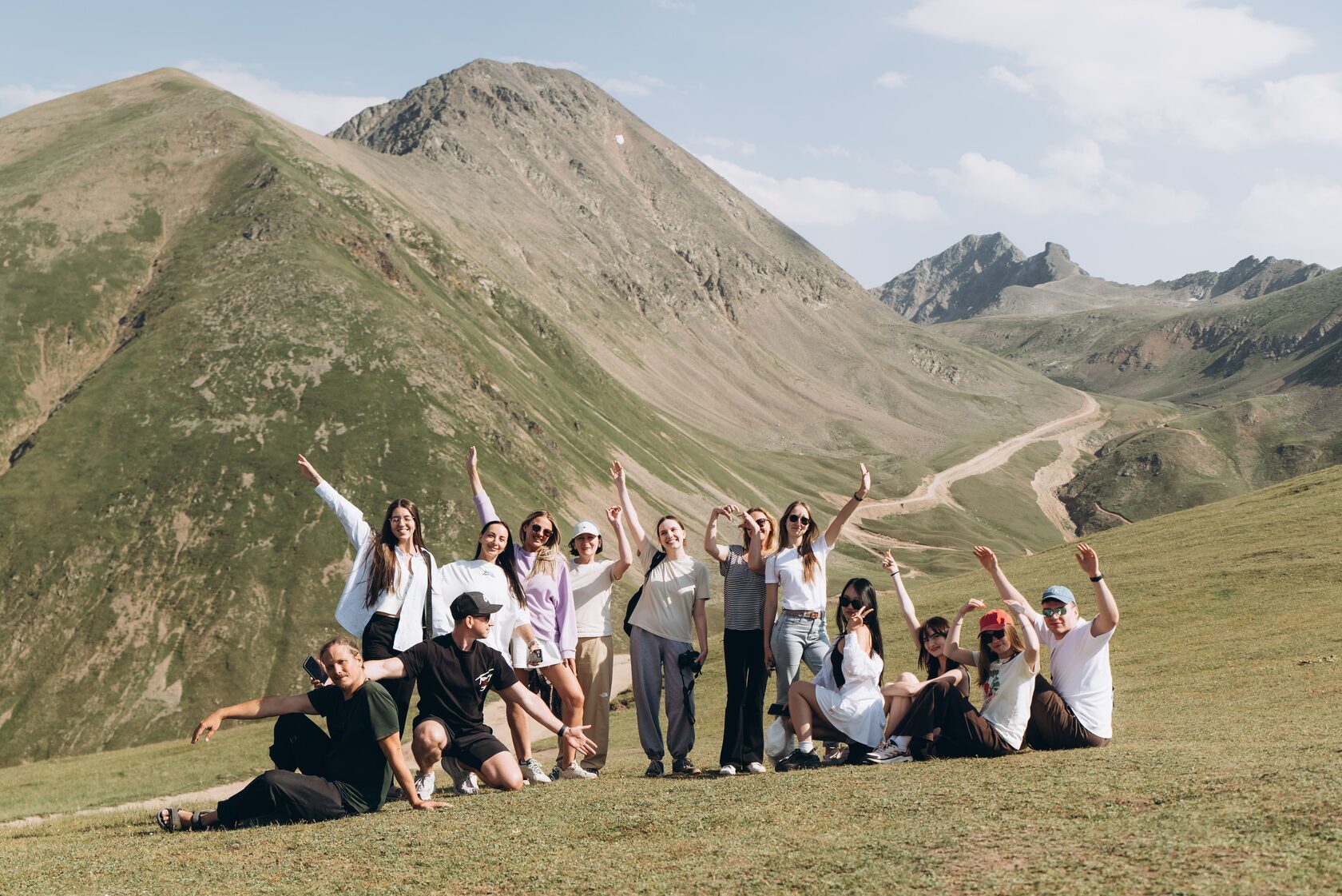 Группа туристов в горах Кавказа — организованный тур