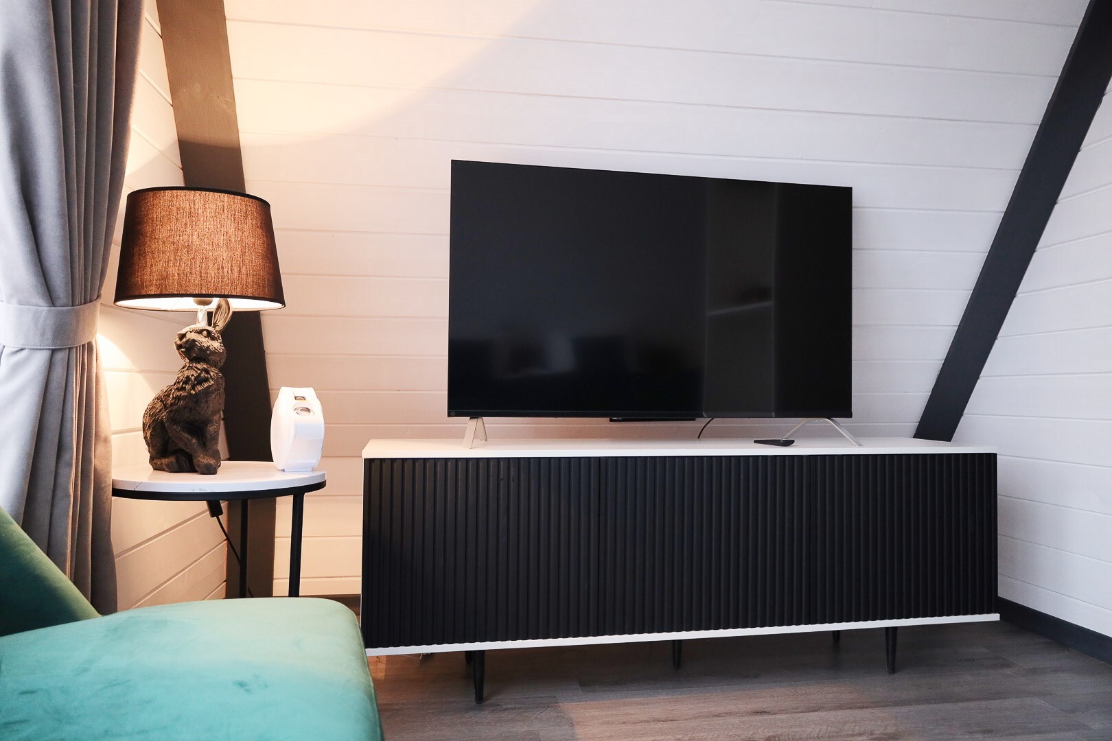Коттедж Люкс — Smart TV в спальне