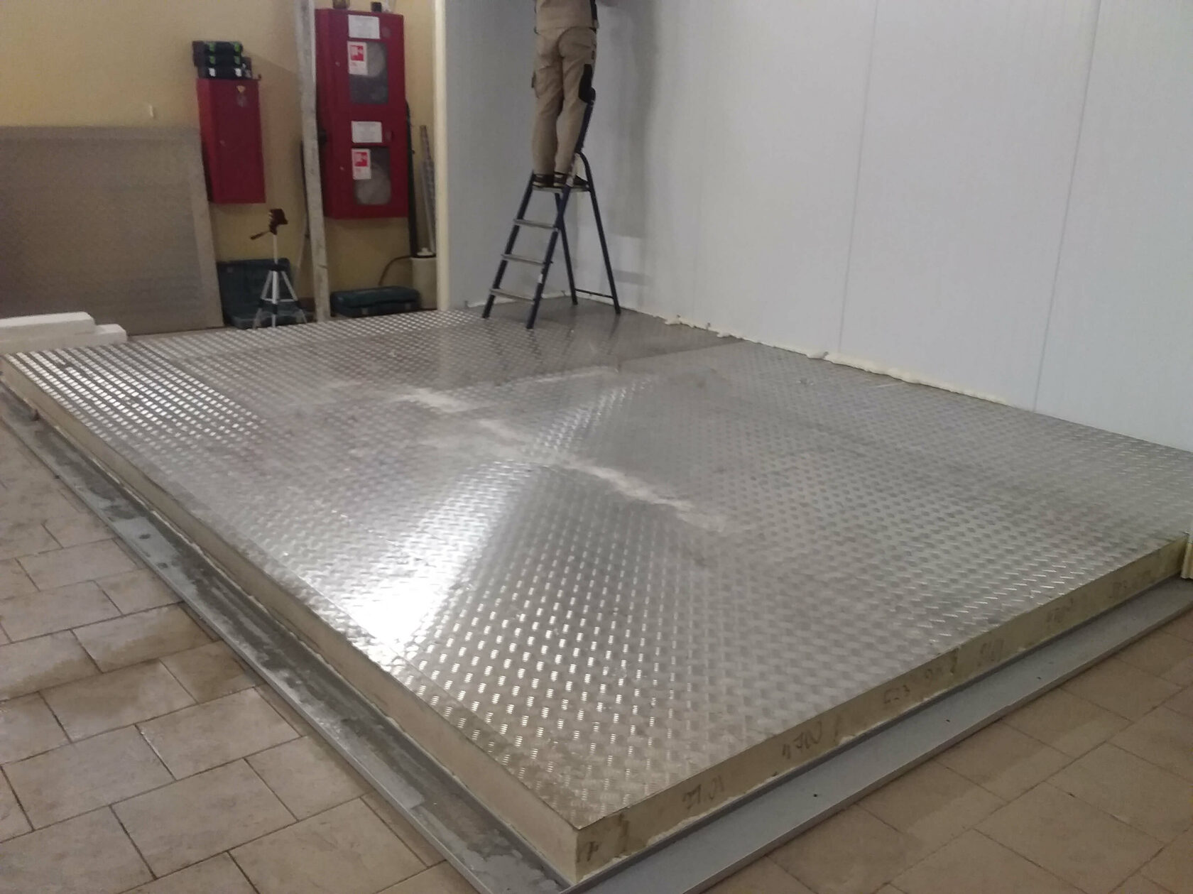 Монтаж низкотемпературной холодильной камеры