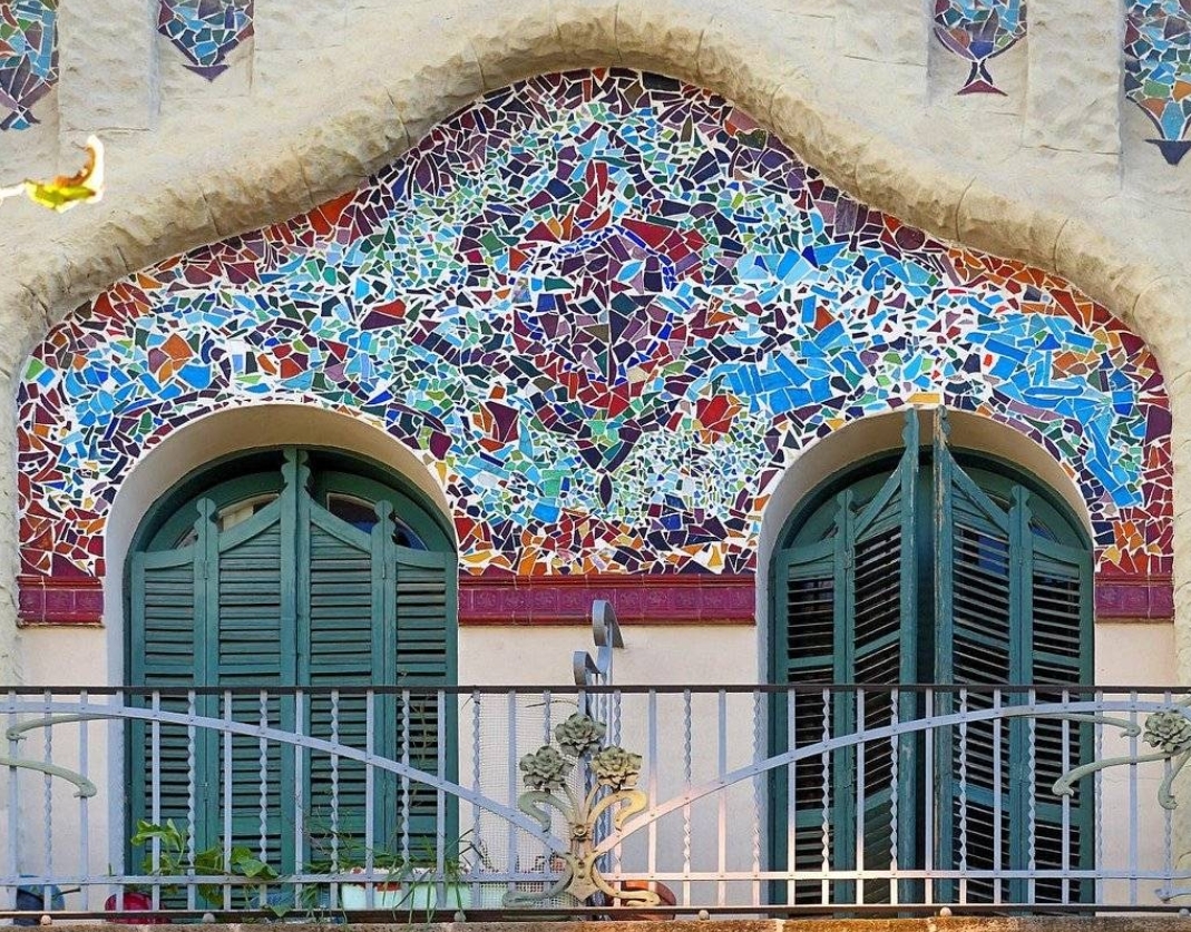 Мозаичные дома. Витражи Гауди. Гауди Модерн в архитектуре. Арт деко Испания Гауди. Детская школа Гауди в Барселоне.