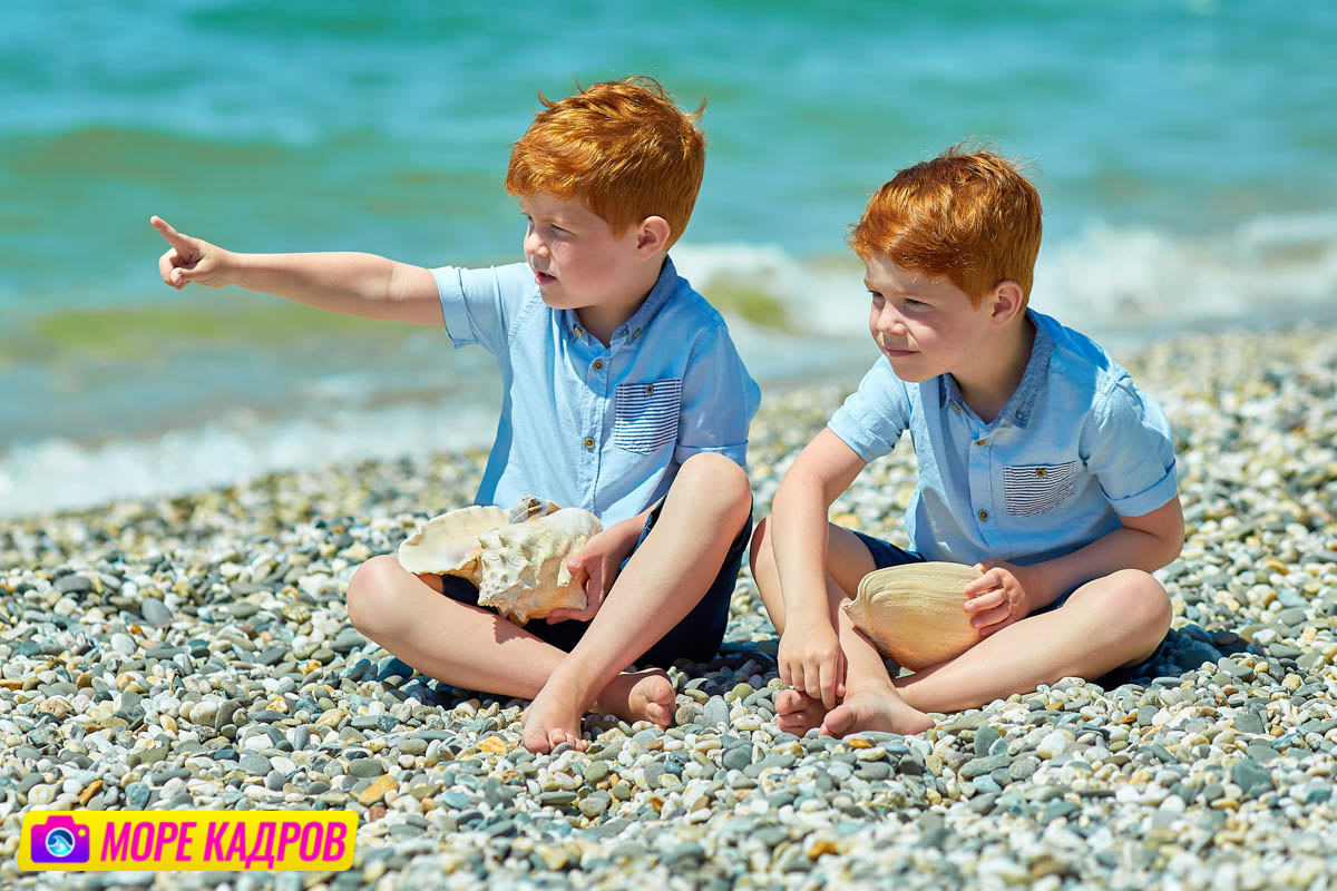 братья близнецы на берегу моря, семейный портрет, фотосессия в Судаке