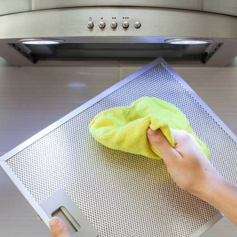 Почистить вытяжку от жира в домашних. Мытье вытяжки. Губка для фильтра вытяжки кухонной. Мытье вытяжки на кухне. Вытяжку помыть.