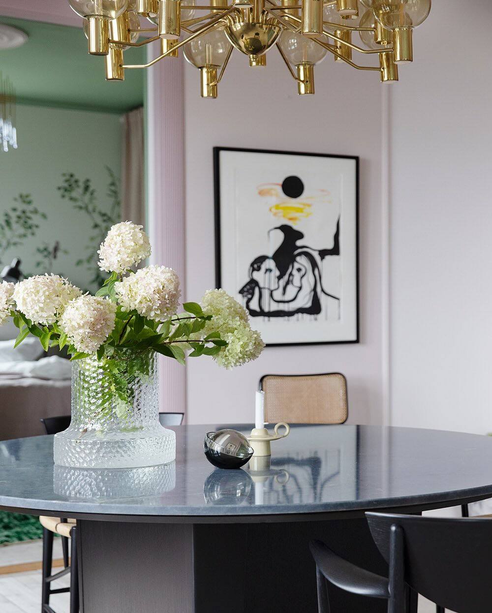 стол с синей столешницей из кварцевого агломерата