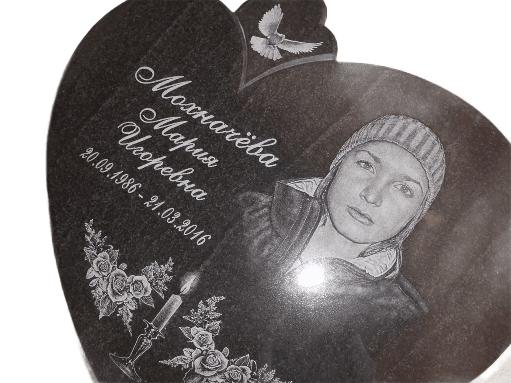 Памятник из Карельского гранита с вырубной формой, размер 1000х900