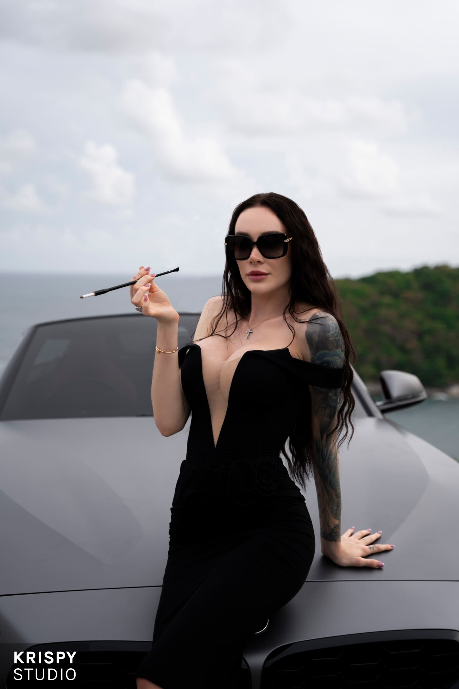 Сексуальная женщина в кабриолете с красным салоном, имиджевая съемка бренда одежды