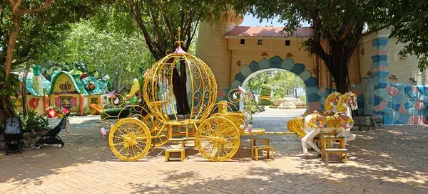 Золотая карета Золушки с белыми конями в фотозоне Fantasy Land парка Dream World