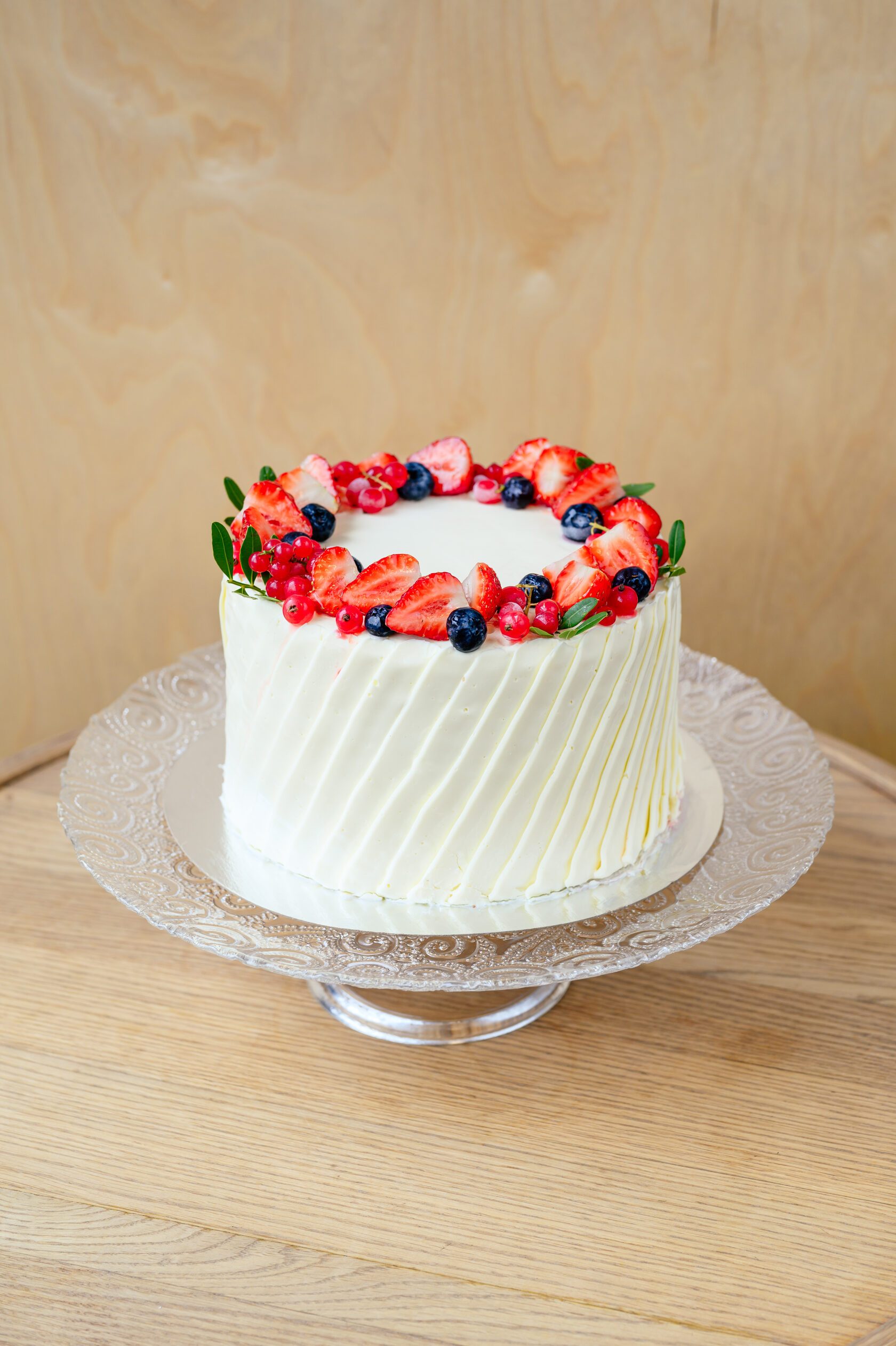 Цум курск торты. Стильный торт с ягодами. Торт кремовый с ягодами. Курский ЦУМ торты. Сливочные ягоды торт ЦУМ.