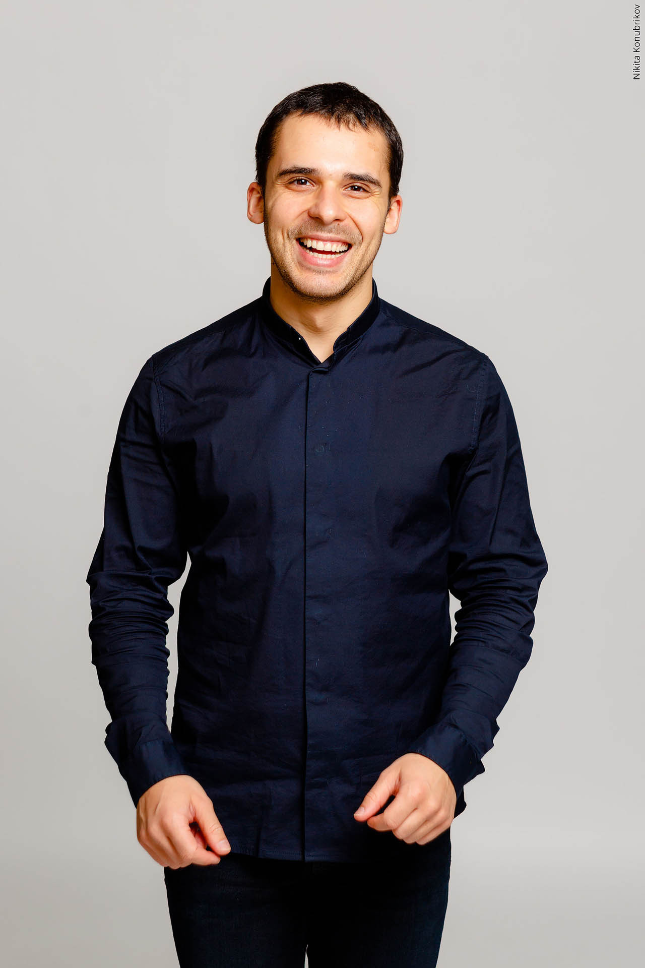 Бизнес портрет на сером фоне