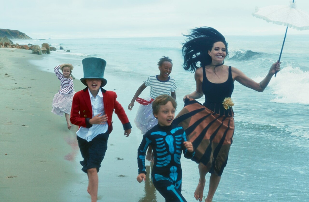 Анджелина Джоли с детьми на пляже, Vogue, 2015 Энни Лейбовиц