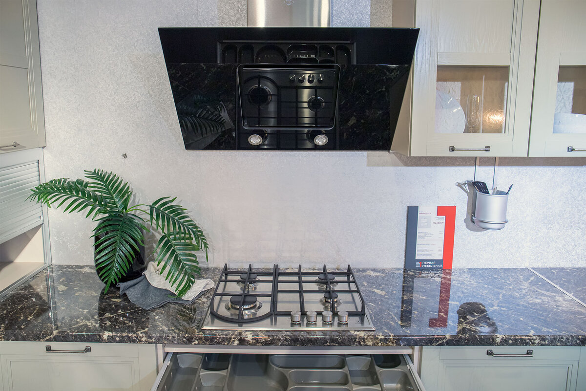 Большая наклонная вытяжка. Кухня МАНЧЕСТЕР, Фото в салоне