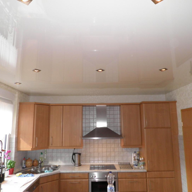 Матовый потолок в гостиной