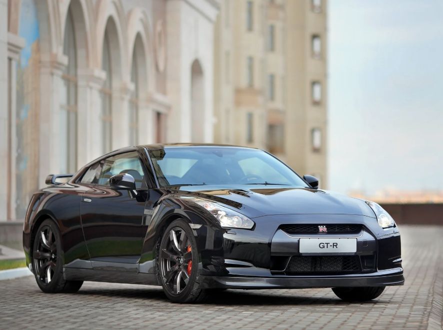 Nissan GT-R R35 2007 - технологический суперкар, бросивший вызов европейским брендам. символ роскоши и технологий 2000-х годов