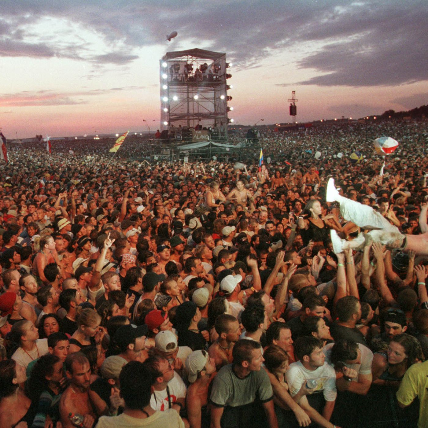 Netflix представит документальный сериал, посвященный фестивалю Woodstock &...