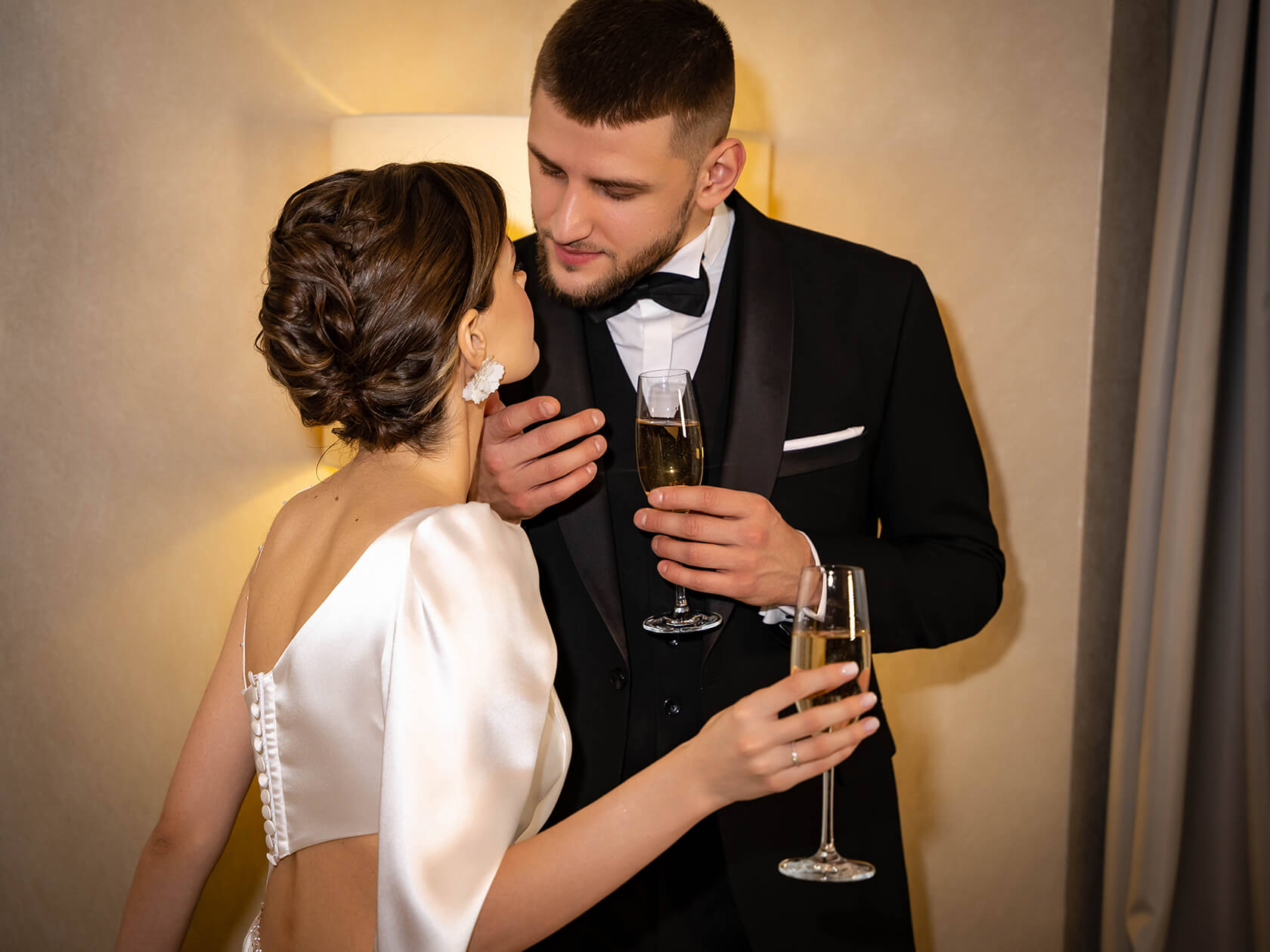 жених в строгом костюме balck-tie