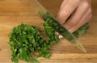 Приготовление рулета из лаваша с рыбными консервами, яйцом, сыром и зеленью: шаг 5