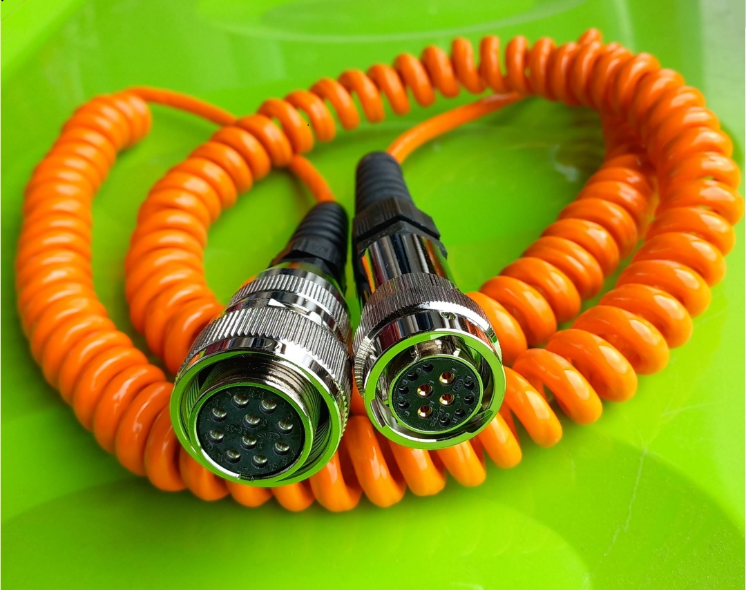 Спиральный кабель для асфальтоукладчика с разъемами