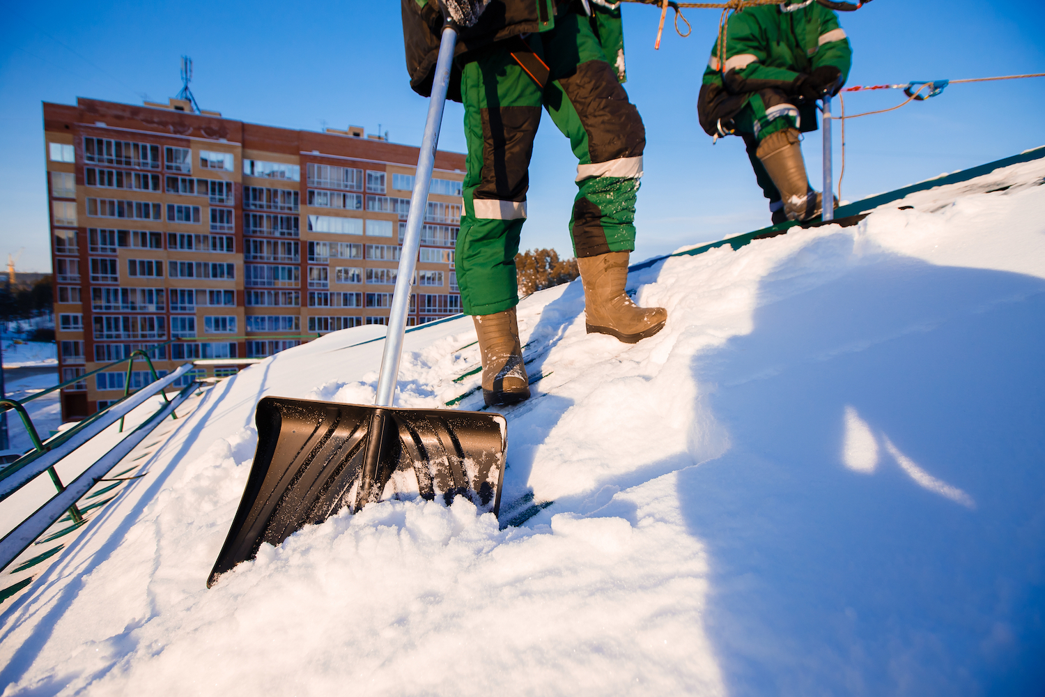 Уборка снега с крыш в Норвегии