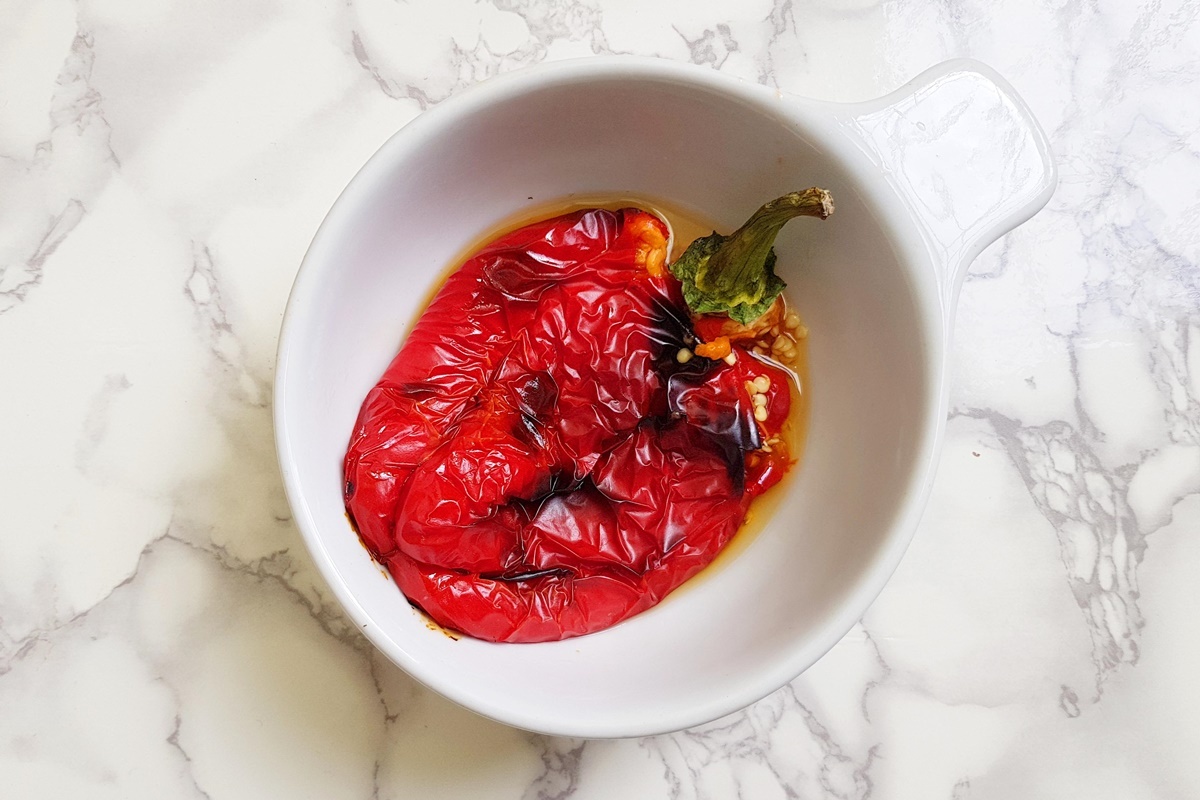 Острый перец с медом. Цицак острый соленый перец. Соленые помидоры и перец. Консервированный болгарский перец. Перец красный чили маринованный.