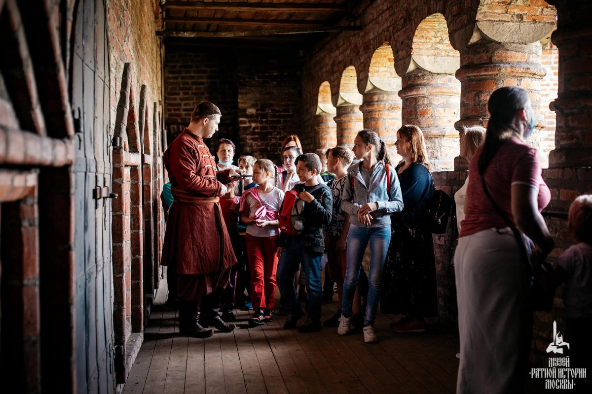 Озерская промышленная компания. Экскурсия в школе. Школьная экскурсия. Школьники на экскурсии в музее. Дети на экскурсии в музее.